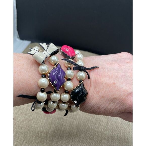 Betsey Johnson Lip Kiss Pearl Stretch Bracelet  RARE - Picture 1 of 5